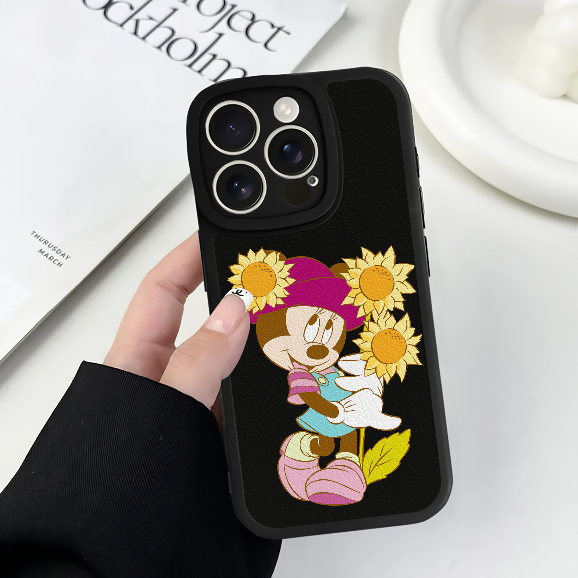 （画像用） ミッキーマウス Mickey Mouse 【iPhone 16シリーズ対応】シリコンスマホケース（レザー調） 材質：シリコン